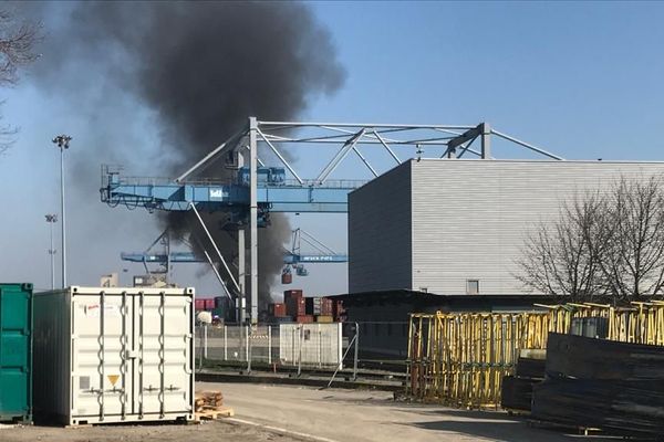 Un long panache de fumée était visible de loin le 18 mars suite à un feu au Port autonome de Strasbourg