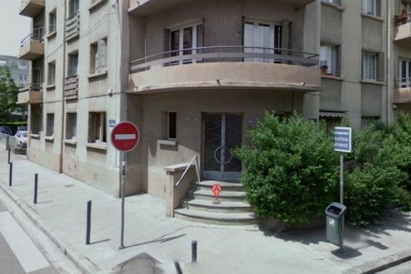 L'agression a eu lieu dans un appartement, au rez-de-chaussée de cet immeuble, rue René Thomas à Grenoble