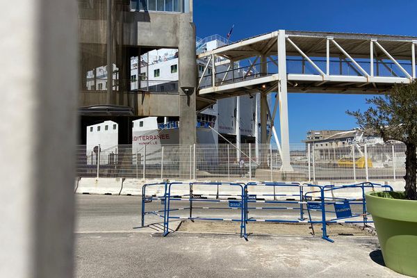 Depuis le 29 mars dernier, ce ferry accueillait des centaines de réfugiés ukrainiens, à quai dans le port de Marseille.