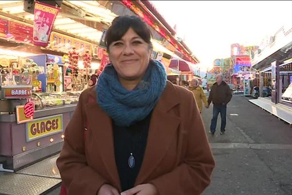 Elsa Panadès dans les allées de la foire Saint-Martin à Perpignan.