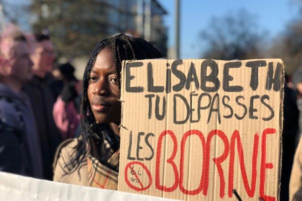 Mobilisation contre la réforme des retraites. Une manifestante dans les rues de Rennes