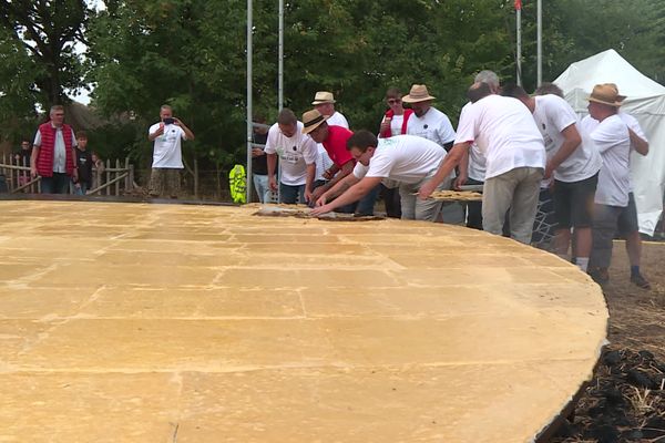 Près de 300 kilos de pâte.= pour réaliser le plus grand gâteau breton du monde