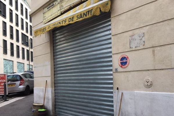 L'homme a été abattu dans cette épicerie du 2e arrondissement de Marseille.