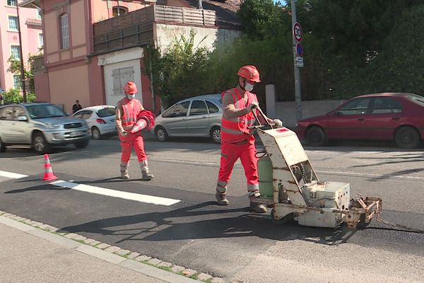 Les travaux pour l'installation de bandes cyclables ont commencé le 17 août route du Général de Gaulle à Schiltigheim.