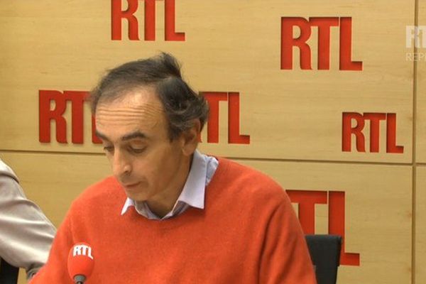 Eric Zemmour lisant sa chronique ce mardi.