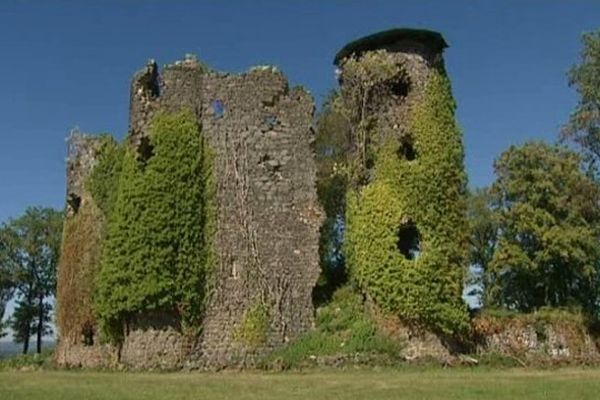 Le château de Miremont, dans le Cantal, est le premier des quatre châteaux oubliés que France 3 Auvergne vous propose de découvrir chaque soir de cette semaine. Juste avant le week-end consacré aux journées du patrimoine.