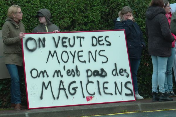 Des professeurs et parents d’élèves du collège de Canisy dans la Manche, se sont mobilisés lundi 30 septembre, pour dénoncer et protester contre le manque d’accompagnants d’élèves en situation de handicap (AESH).