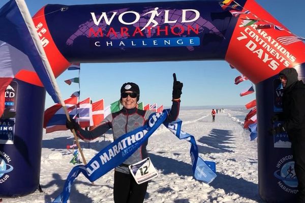 Stéphanie Gicquel en Antarctique à l'arrivée du premier de ses sept marathons.