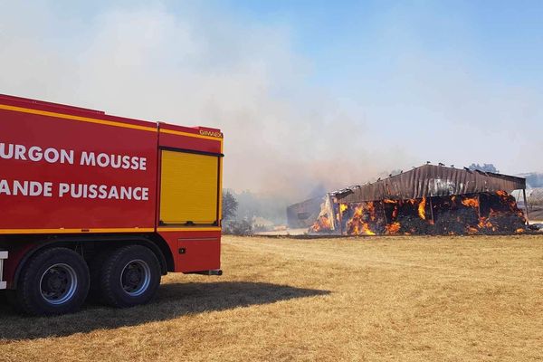 A Samatan, dans le Gers, un bâtiment agricole et ses 10.000 bottes de foin  ont pris feu.