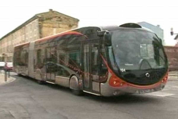 Nîmes - le trambus TCSP en ville - archives