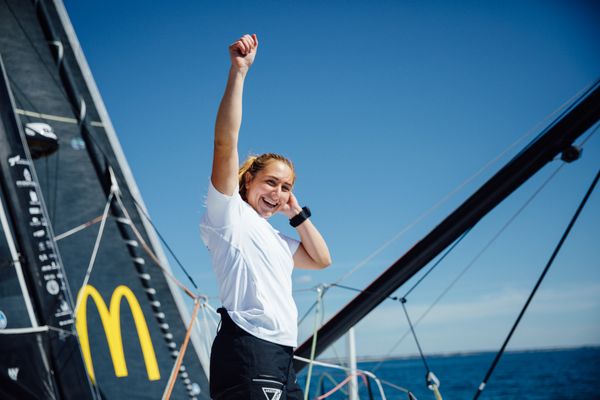 Violette Dorange enchante les réseaux sociaux avec son sourire et sa simplicité. Elle est la plus jeune skippeuse que le Vendée Globe ait connue.