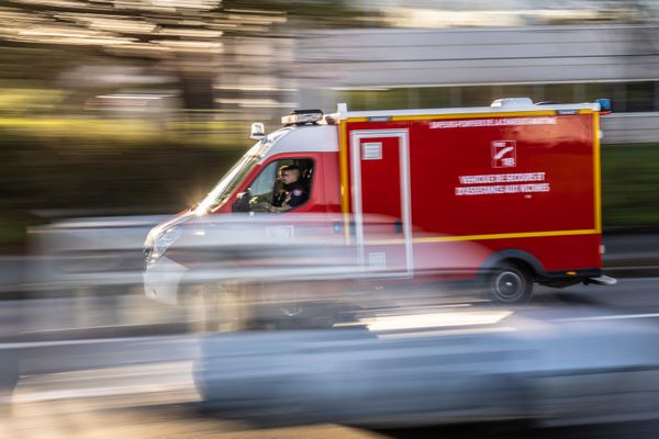 Les sapeurs pompiers de Nogent-le-Rotrou ont été appelés peu après 8h. Ils n'ont pu que constater le décès de l'homme de 51 ans qui avait chuté de 8 mètres.