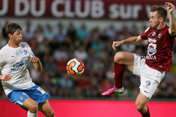 Emiliano Sala ( en blanc) a marqué pour Niort dans les dernières minutes de la rencontre, pendant le temps additionnel.