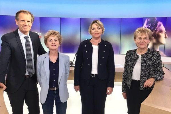 Marie Madeleine Doré Lucas, Gaëlle Le Roch et Christine Le Strat (de gauche à droite) sur le plateau de France 3 Bretagne pour le débat du 2e tour des municipales de Pontivy présenté par Robin Durand