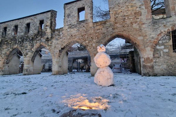 Bonhomme de neige rémois à la tombée du soir.