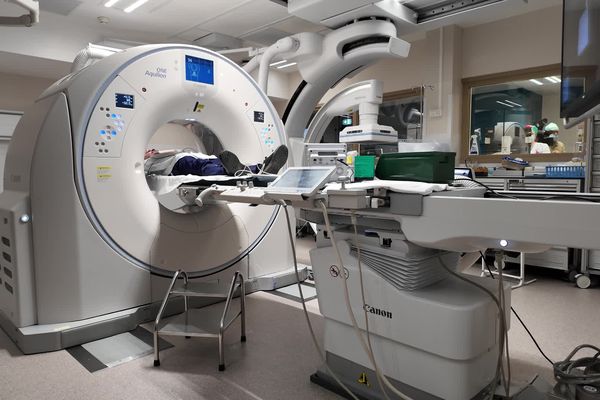 Radiographie, scanner et échographie peuvent désormais être réalisée sur un même site. De quoi permettre des opérations de haute précision et avec un minimum d'impact pour le patient.