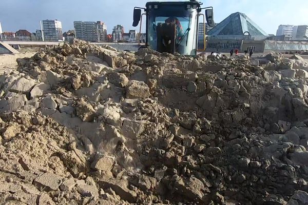 Les bulldozers s'activent actuellement sur le plage du Touquet.