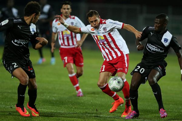 A l'image de L'ACA, Lesoimier (AC Ajaccio) entre les deux niortais Ba Adama et Malcuit ne peut rien faire. A domicile Ajaccio a fait match nul contre Niort 0-0