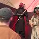 Un visiteur admire Dark Maul et Anakin Skywalker, deux personnages de Star Wars : la menace fantôme.