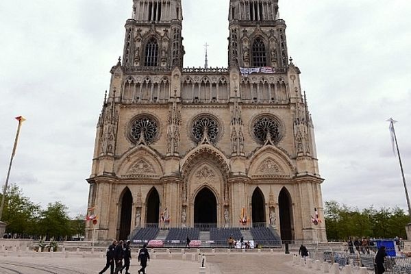 La cathédrale d'Orléans, avec les banderoles des pères séparés, le 10 mai 2013