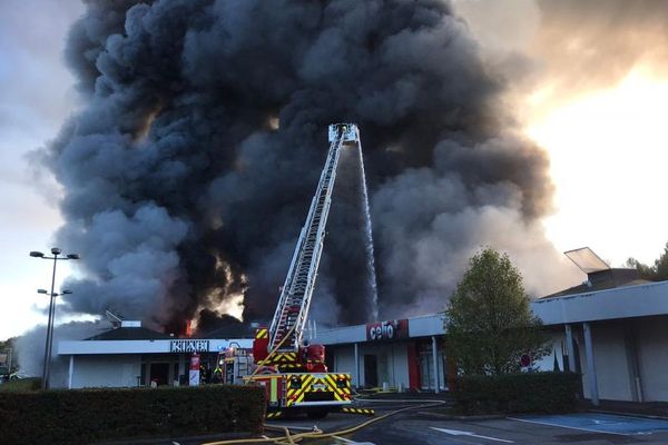 Plusieurs commerces ont été la proie des flammes