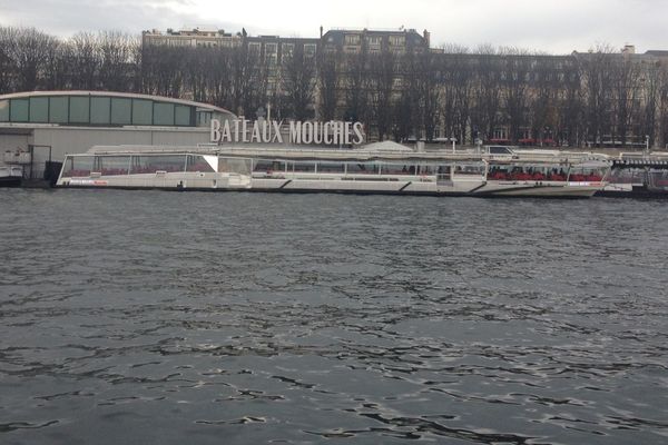 Des bateaux-mouches à Paris, le 25 décembre 2015.