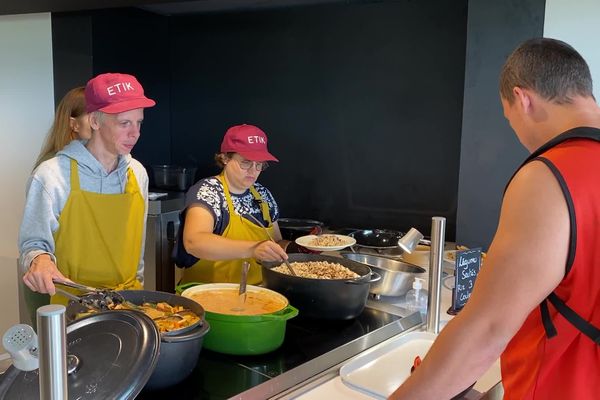 En cuisine et en salle le personnel du restaurant Chez Pierre est exclusivement handicapé.