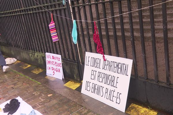 Une action choc de l'association Mouv'Enfants a eu lieu devant le Conseil départemental de l'Indre.