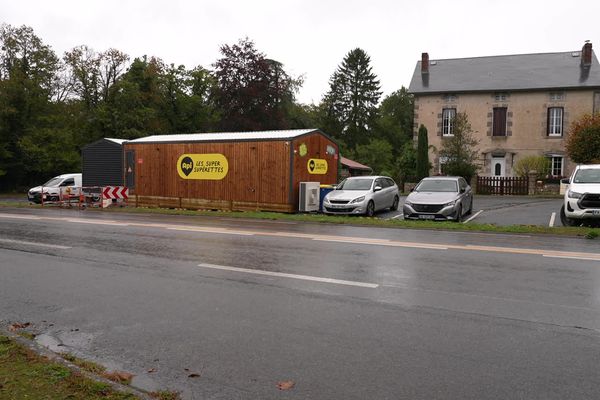 Une épicerie sans vendeur ni caissier, au bord de la route entre Limoges et Eymoutiers. Le maire faisait face à une demande de commerce de proximité.