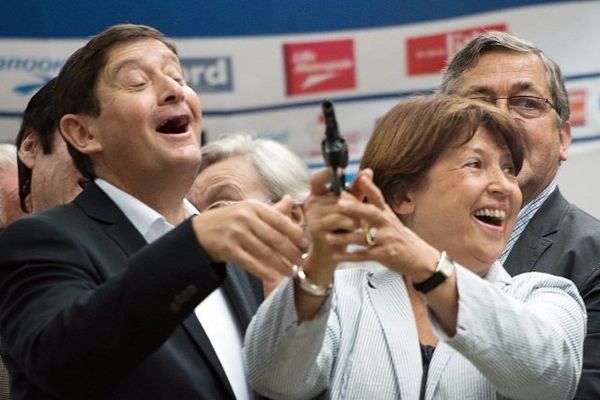 Martine Aubry, maire de Lille, et Patrick Kanner, ministre de la Ville, donnant le coup d'envoi du semi-marathon de Lille, avant la grande Braderie de la ville. 