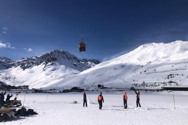 La sortie du fût de vin immergé dans le lac de Tignes participe à rendre l'expérience sensationnelle.