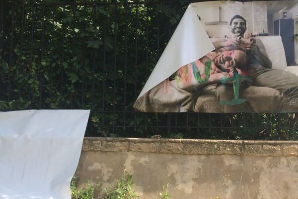 L'exposition "Les couples de la République", installée Square du Luxembourg à Metz, a été arrachée =. Ce n'est pas la première fois que les bâches sont dégradées. 