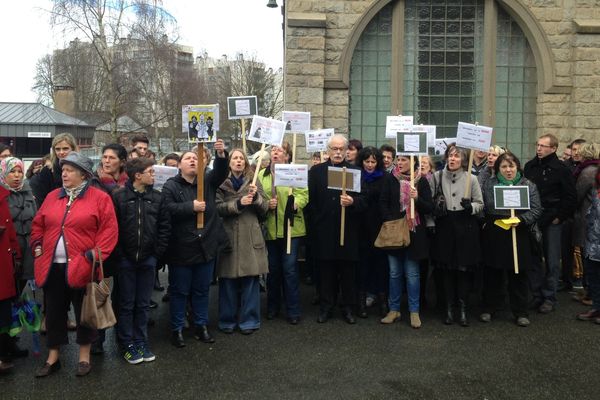 Manifestation des parents devant l'établissement scolaire Adoration à Rennes