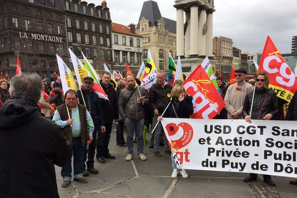 Environ 150 salariés issus de divers services publics se sont rassemblés sur la place de Jaude à Clermont-Ferrand, le 7 mars 2017.