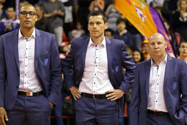 Dounia Issa et Antoine Mathieu, les deux adjoints du coach restent. Éric Bartécheky part, lui, pour Gravelines.