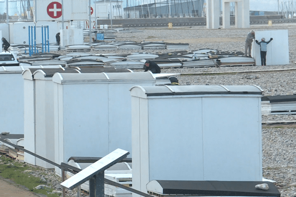 Les cabanes de plage du Havre en cours d'installation. C'est le retour de la belle saison !