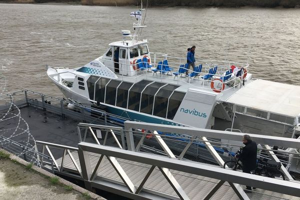 le nouveau navibus à son embarcadère du Bas-Chantenay