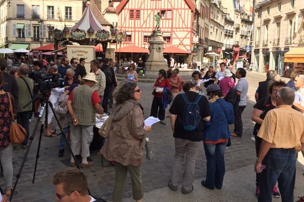 Une centaine de militants et sympathisants de La France Insoumise, de la CGT et Solidaires étaient présents en fin d'après-midi place du Bareuzai à Dijon