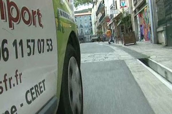 Un véhicule municipal dans les rues de Céret