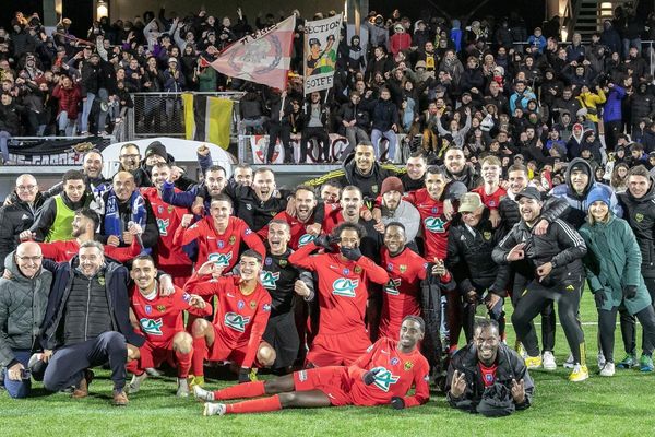 Les joueurs de Chambéry après leur victoire aux tirs au but face à Grenoble, lors du 8e tour de la Coupe de France, le samedi 9 décembre.