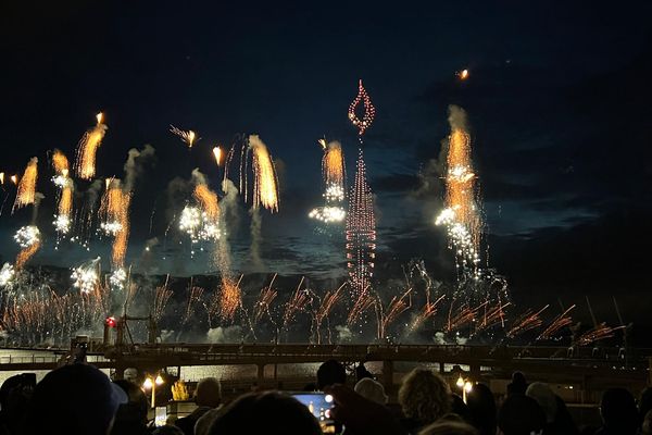 800 drones ont enflammé le ciel de Marseille. Un spectacle de 15 minutes sur le thème du feu olympique et des compétitions nautiques qui vont se dérouler dans la cité phocéenne cet été.