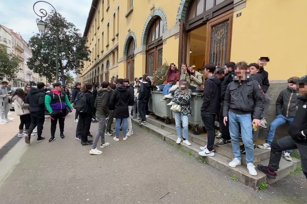 Les élèves bloquent l'entrée de l'établissement.