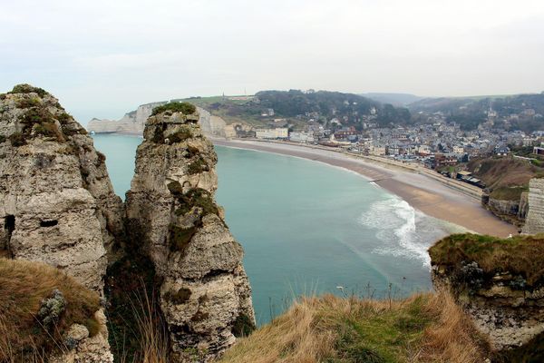 Etretat sous la grisaille d'un ciel brumeux