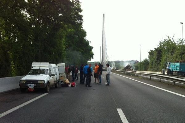 Petit déjeuner sur le Pont d'Iroise bloqué entre Brest et Quimper