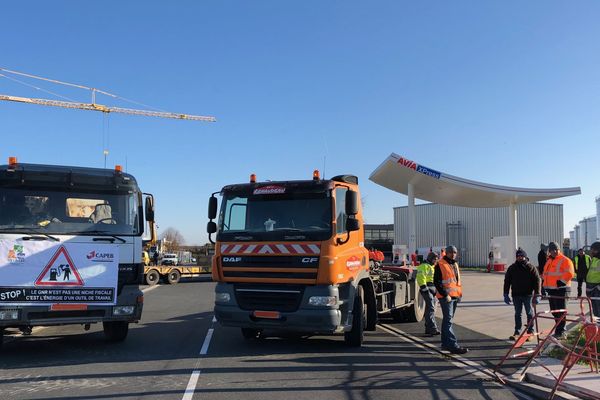 Les artisans ont à nouveau bloqué les dépôts de carburants de La Rochelle ce lundi matin.