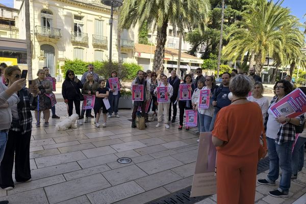 La marche blanche devant la mairie de la ville d'Hyères pour le chien Toki a rassemblé plusieurs dizaines de personnes.