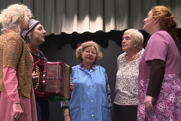 Au fil du spectacle, les cinq femmes ne forment plus qu'une pour incarner une même âme : celle des Alsaciennes de leur génération.