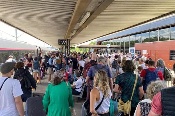 800 passagers ont dû être évacués du train en gare du Creusot, mercredi 13 juillet