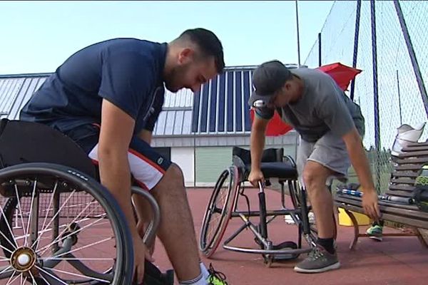 Attention à bien s'attacher, pour éviter la chute : le tennis fauteuil est une discipline très physique où les joueurs s'affrontent sur le court en gagnant de la vitesse
