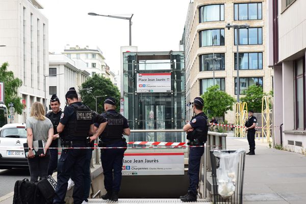 L'homme accusé d'avoir attaqué au couteau plusieurs personnes dans le métro de Lyon fin mai est écroué pour "tentative de meurtre".